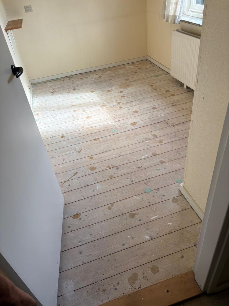 Kleine slaapkamer in Breukelen na de ontruiming: leeg en vloerbedekking verwijderd
