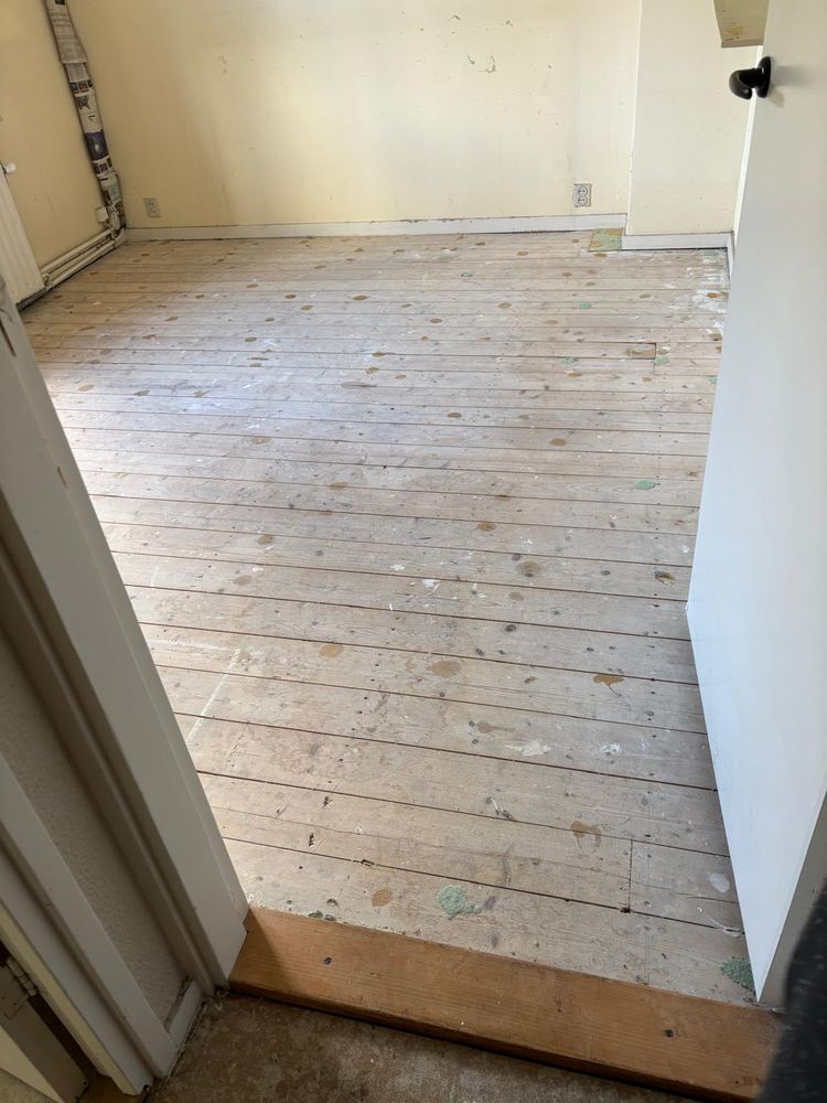 Dezelfde slaapkamer in Breukelen na de ontruiming, leeg en bezemschoon