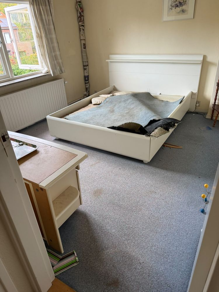Slaapkamer in Breukelen voor de ontruiming, met inboedel en vloerbedekking