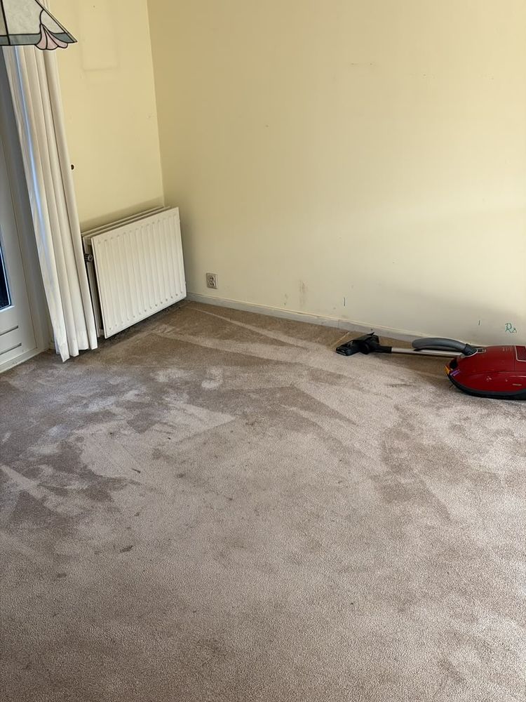 Woonkamer in Breukelen na de ontruiming: leeg en gestofzuigd