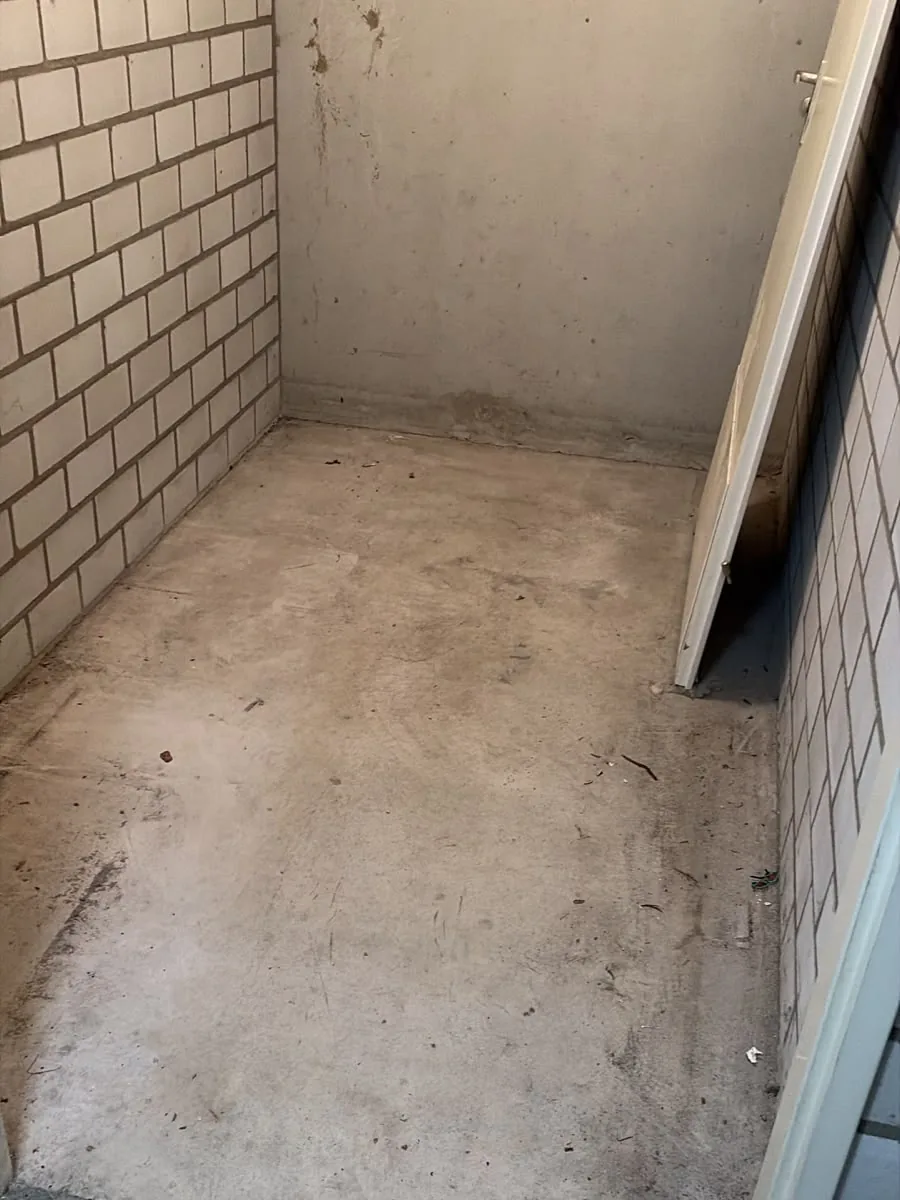 Dezelfde berging in Vlaardingen na de ontruiming: leeggehaald en geveegd