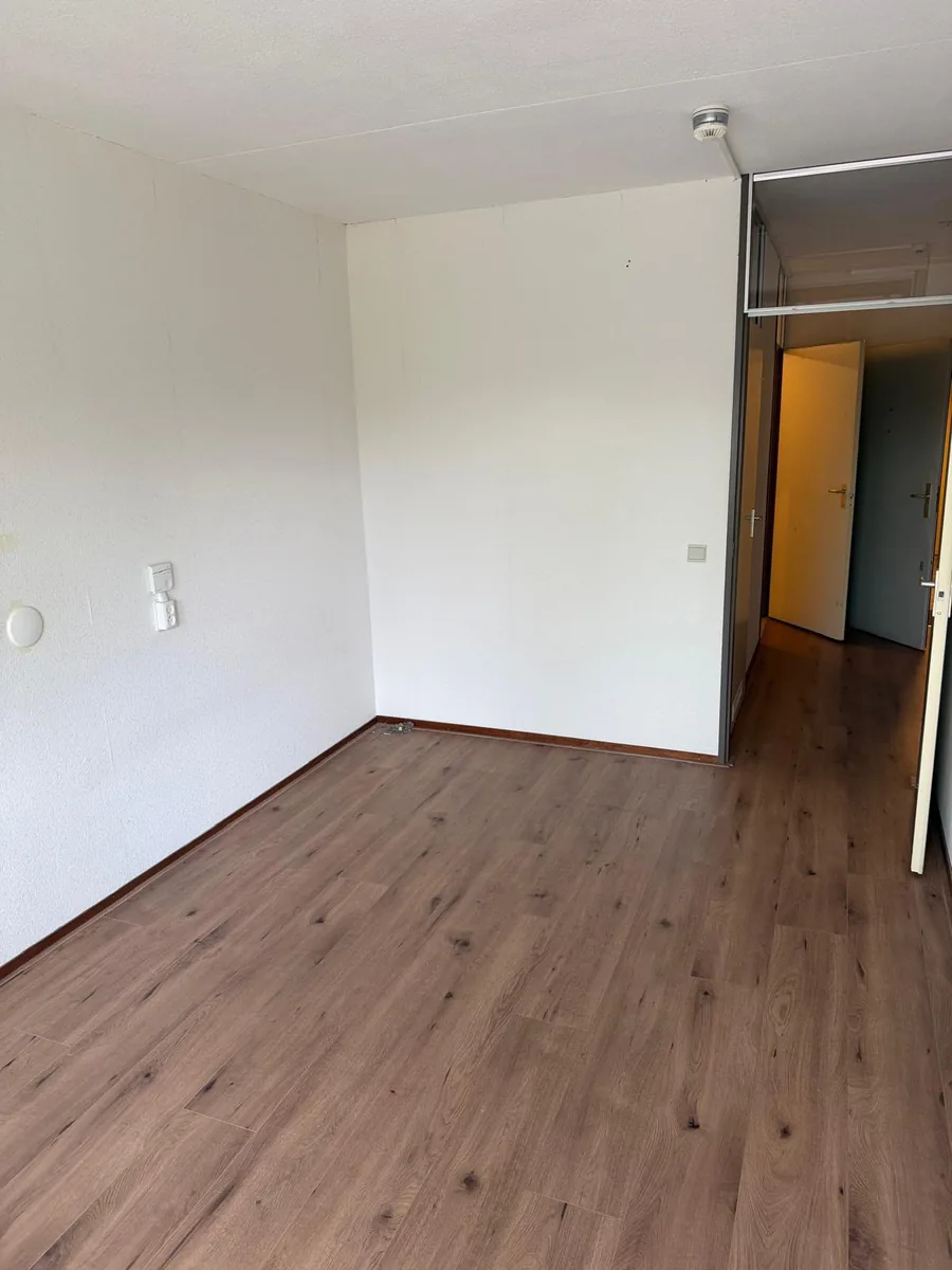 Dezelfde slaapkamer in Voorburg na de ontruiming: leeg en bezemschoon opgeleverd